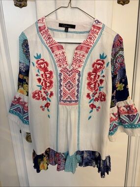Caressa Woman Top PreOwned Embroidery Size Small Tiny Speck See Picture